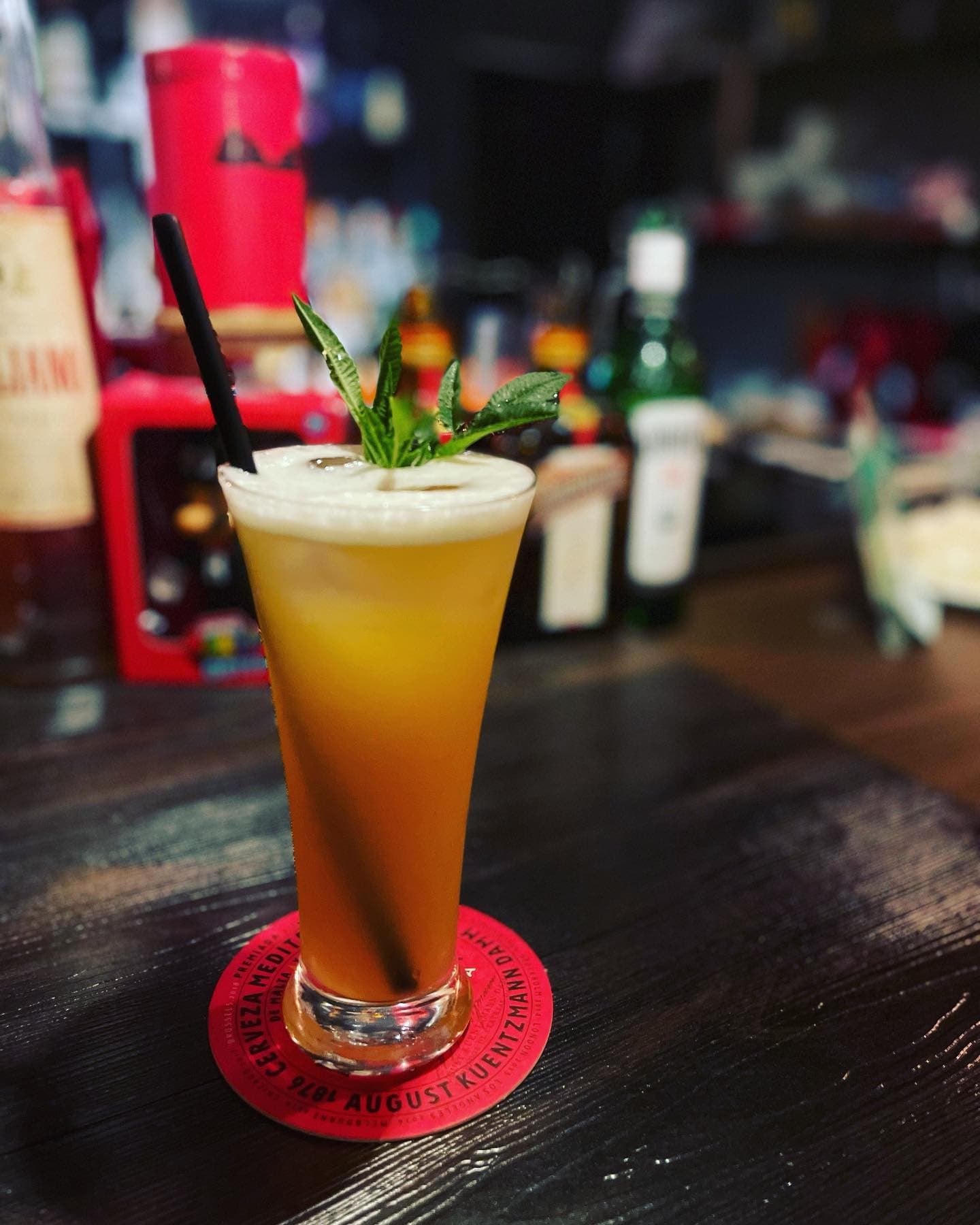 Bar Tube 夜間燈光與裝潢